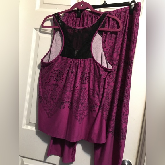 Woman’s 2 Piece INTIMATES Sleepwear Set. - Picture 11 of 15